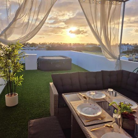 Skyview Apartment- Rooftop Penthouse With Sunset & Sea Views Flic-en-Flacq Eksteriør billede