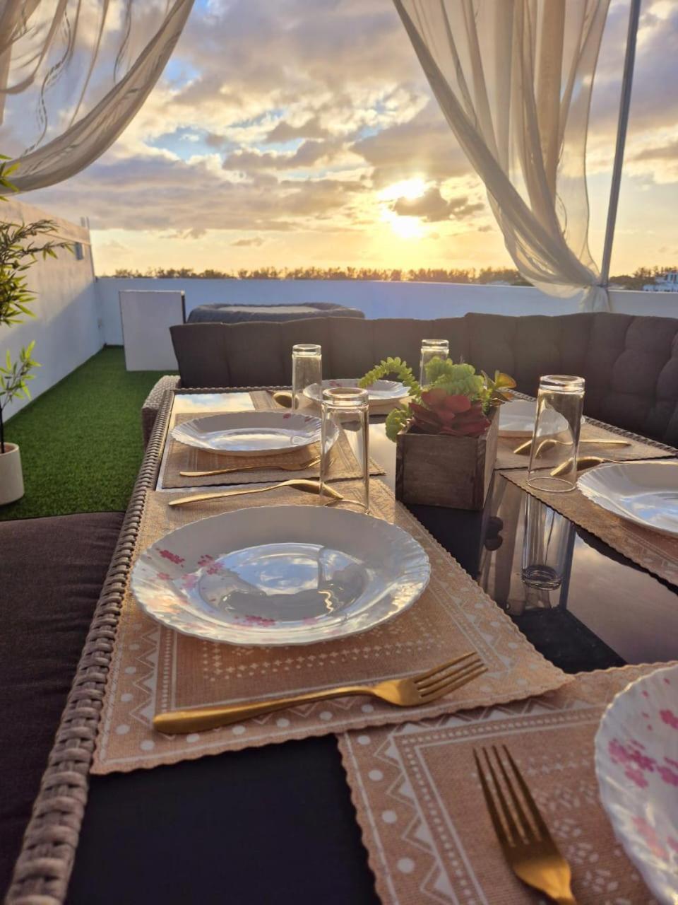 Skyview Apartment- Rooftop Penthouse With Sunset & Sea Views Flic-en-Flacq Eksteriør billede