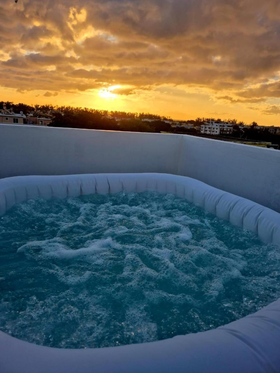 Skyview Apartment- Rooftop Penthouse With Sunset & Sea Views Flic-en-Flacq Eksteriør billede