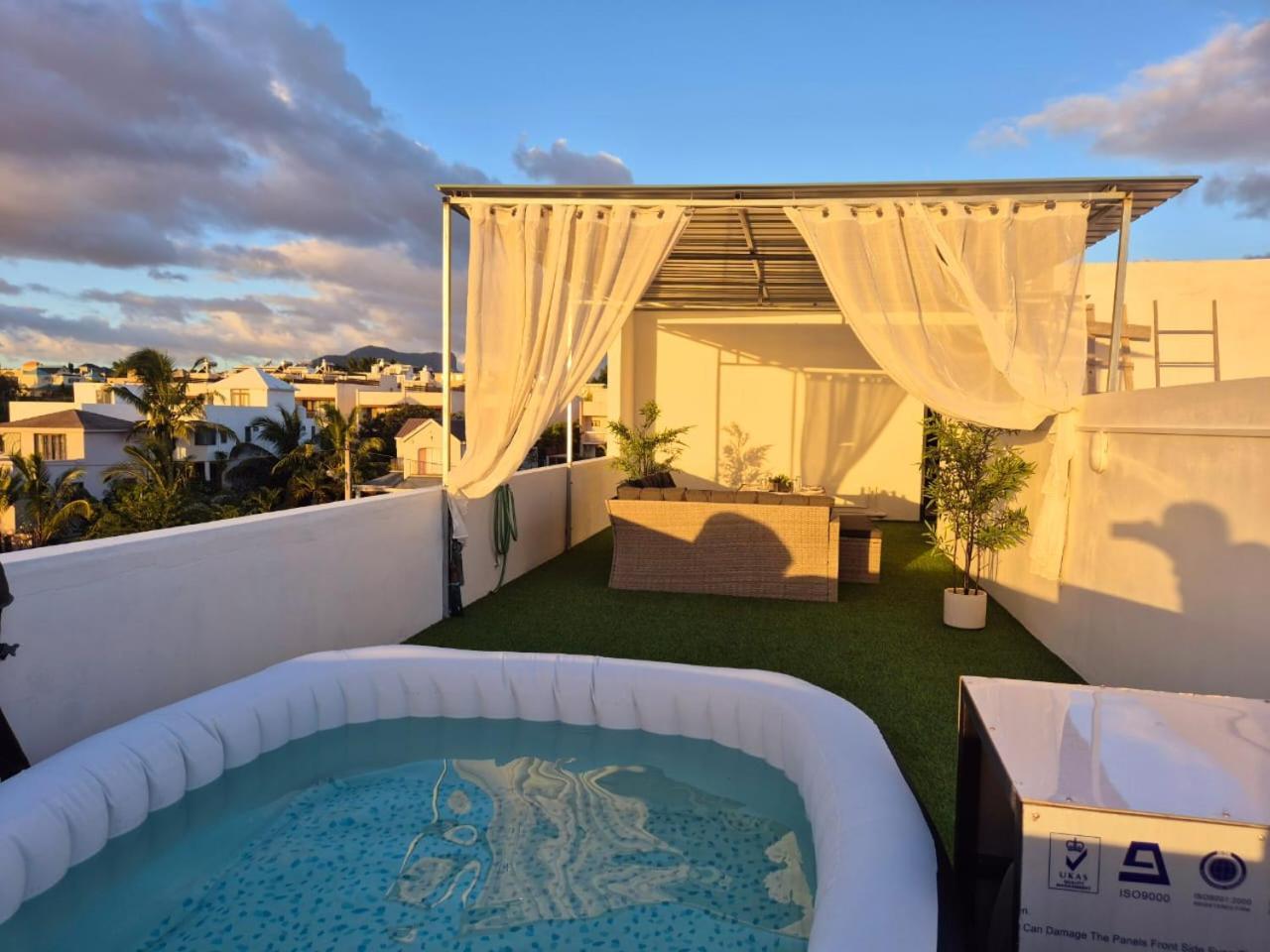 Skyview Apartment- Rooftop Penthouse With Sunset & Sea Views Flic-en-Flacq Eksteriør billede