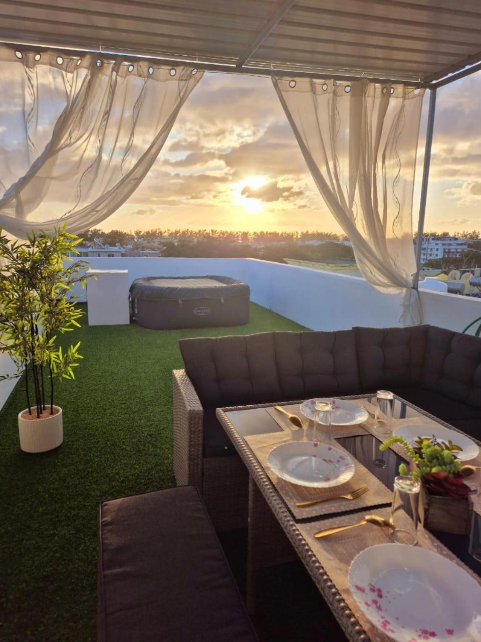 Skyview Apartment- Rooftop Penthouse With Sunset & Sea Views Flic-en-Flacq Eksteriør billede