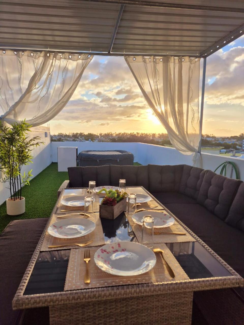 Skyview Apartment- Rooftop Penthouse With Sunset & Sea Views Flic-en-Flacq Eksteriør billede
