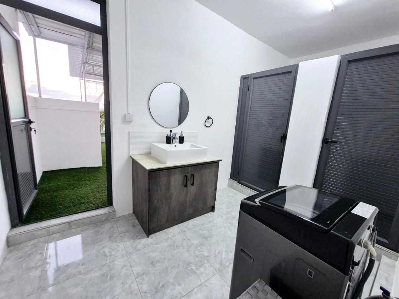 Skyview Apartment- Rooftop Penthouse With Sunset & Sea Views Flic-en-Flacq Eksteriør billede
