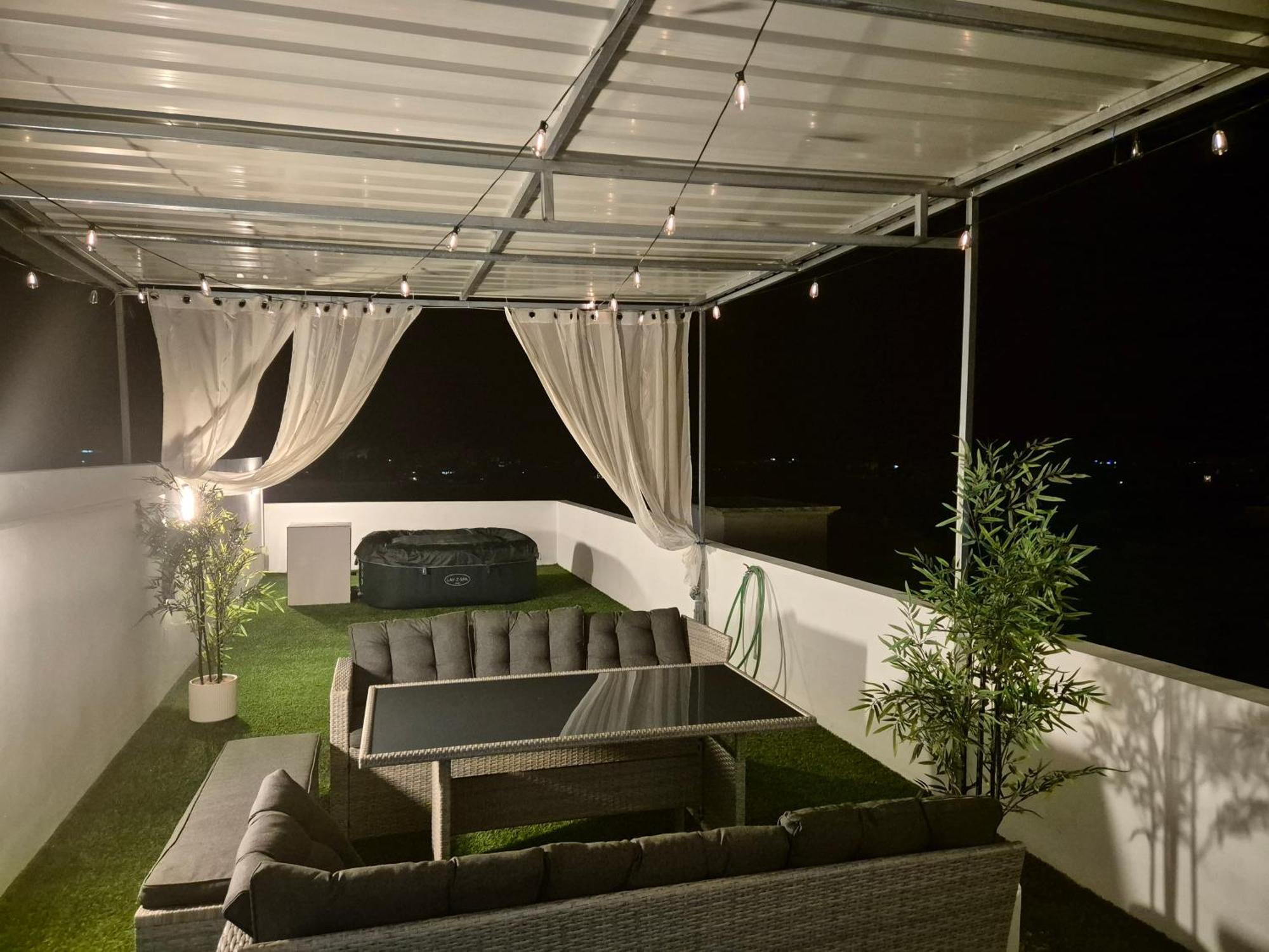 Skyview Apartment- Rooftop Penthouse With Sunset & Sea Views Flic-en-Flacq Eksteriør billede