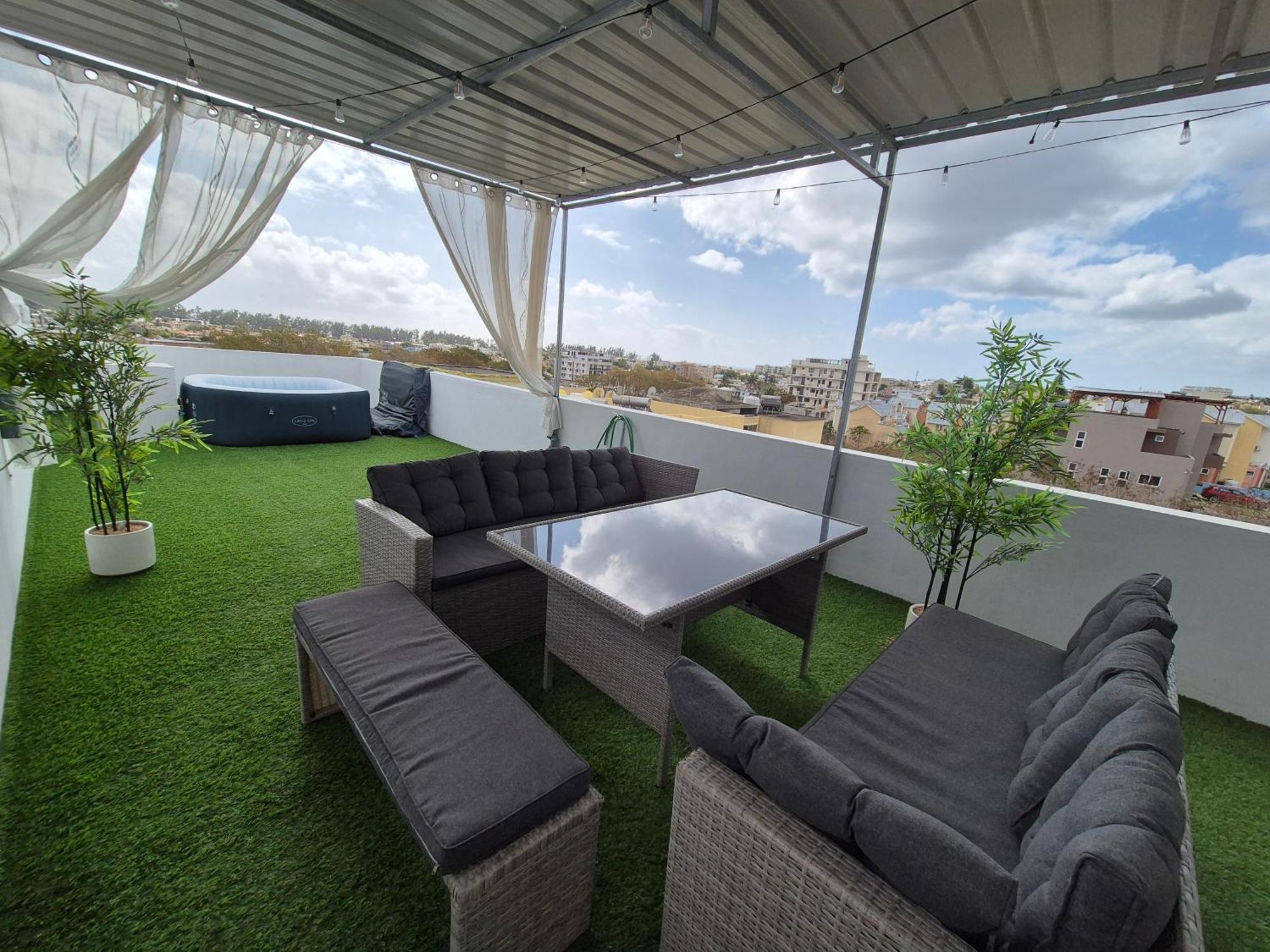 Skyview Apartment- Rooftop Penthouse With Sunset & Sea Views Flic-en-Flacq Eksteriør billede