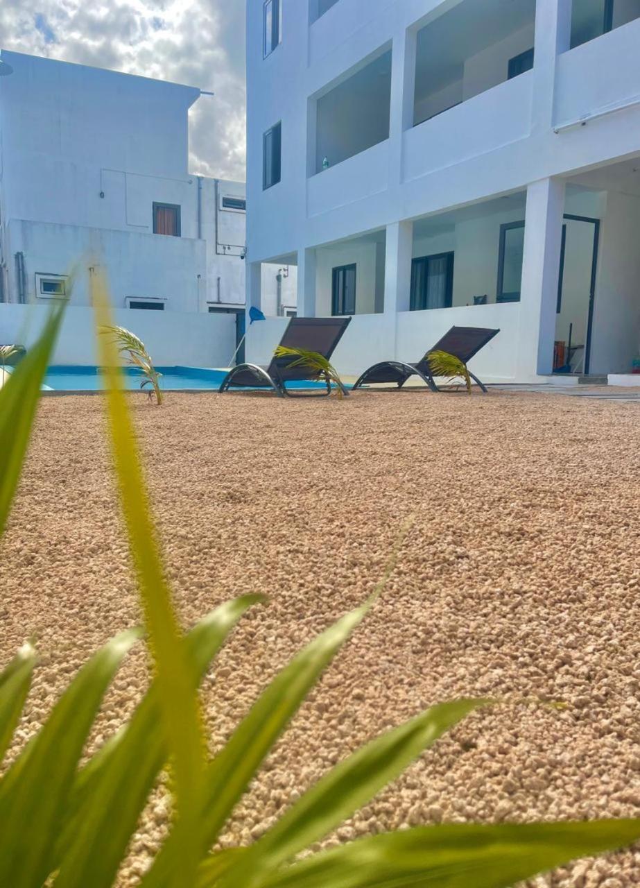 Skyview Apartment- Rooftop Penthouse With Sunset & Sea Views Flic-en-Flacq Eksteriør billede