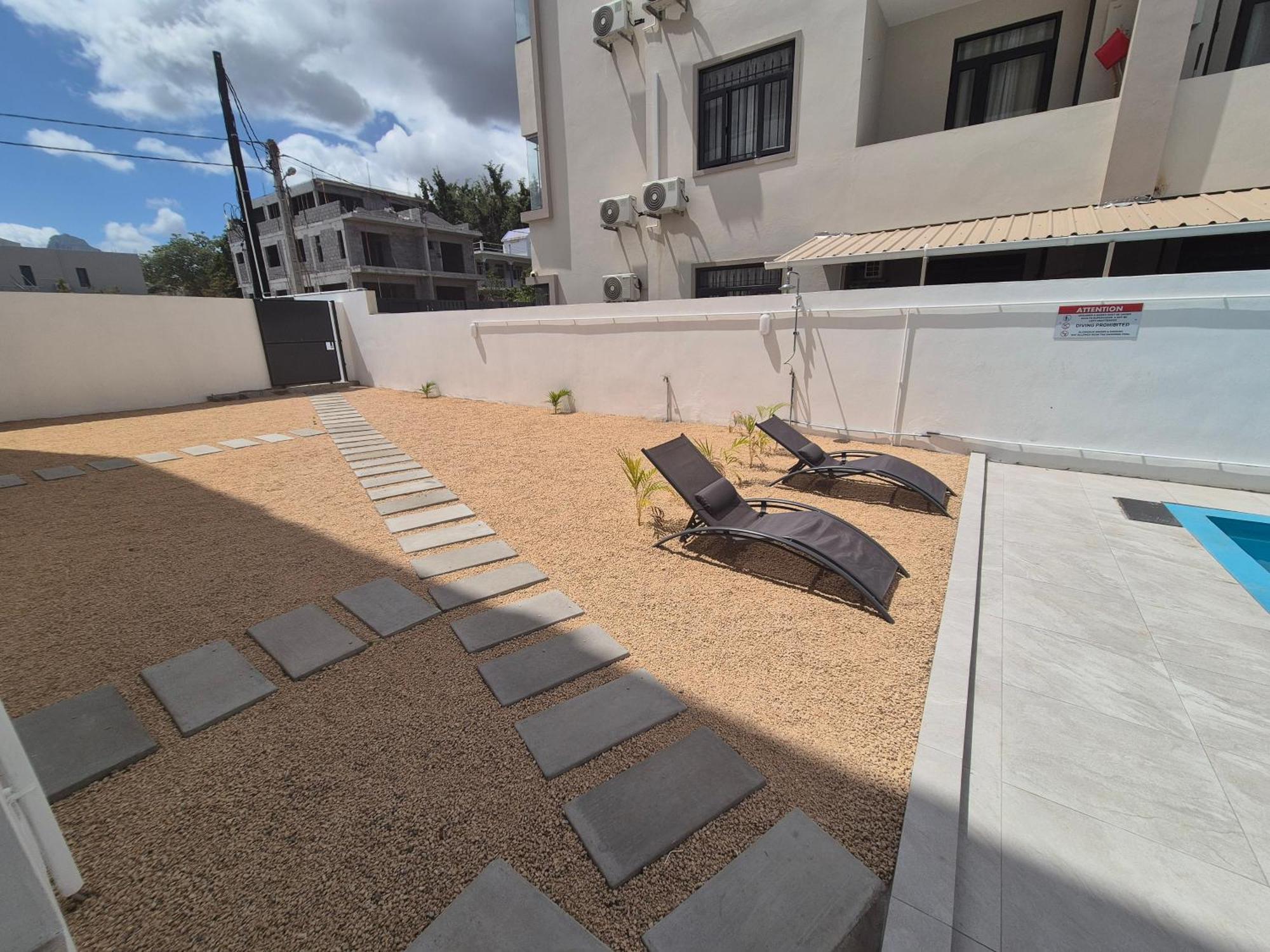 Skyview Apartment- Rooftop Penthouse With Sunset & Sea Views Flic-en-Flacq Eksteriør billede